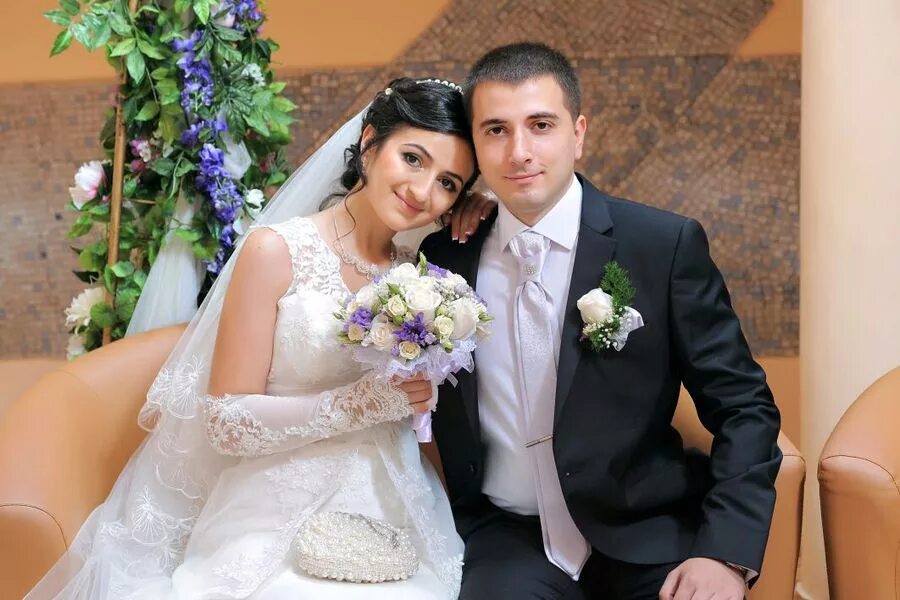 русский женился на узбечке. пара узбеков. традиционная мусульманская свадьба. узбечка и русский парень свадьба. русско армянская свадьба.