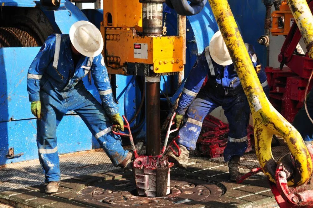 Бурение нефтяных скважин. Drill for oil. Drill for oil. Буровая вышка. Drilling crew.
