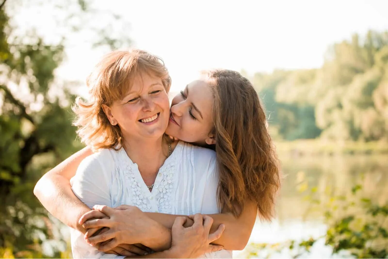 Mommy and daughter. Мама и дочка. Объятия мамы. Объятия матери и дочери. Мать с ребенком.