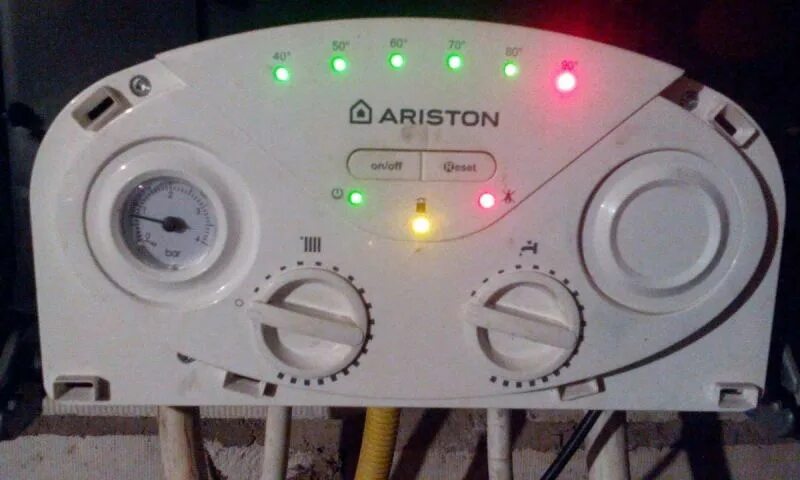 Ariston bs 24. Ошибки котла Ariston bs24ff. Котел Ariston BS II 24 FF коды ошибок. Котел Аристон мигает 80. Газовый котел Аристон индикация 40.