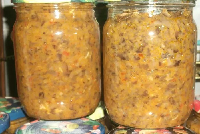 Икра из лисичек на зиму. Перекрученные грибы. Гранулы через мясорубку. Опята перекрученные на мясорубке. Грибы через мясорубку.