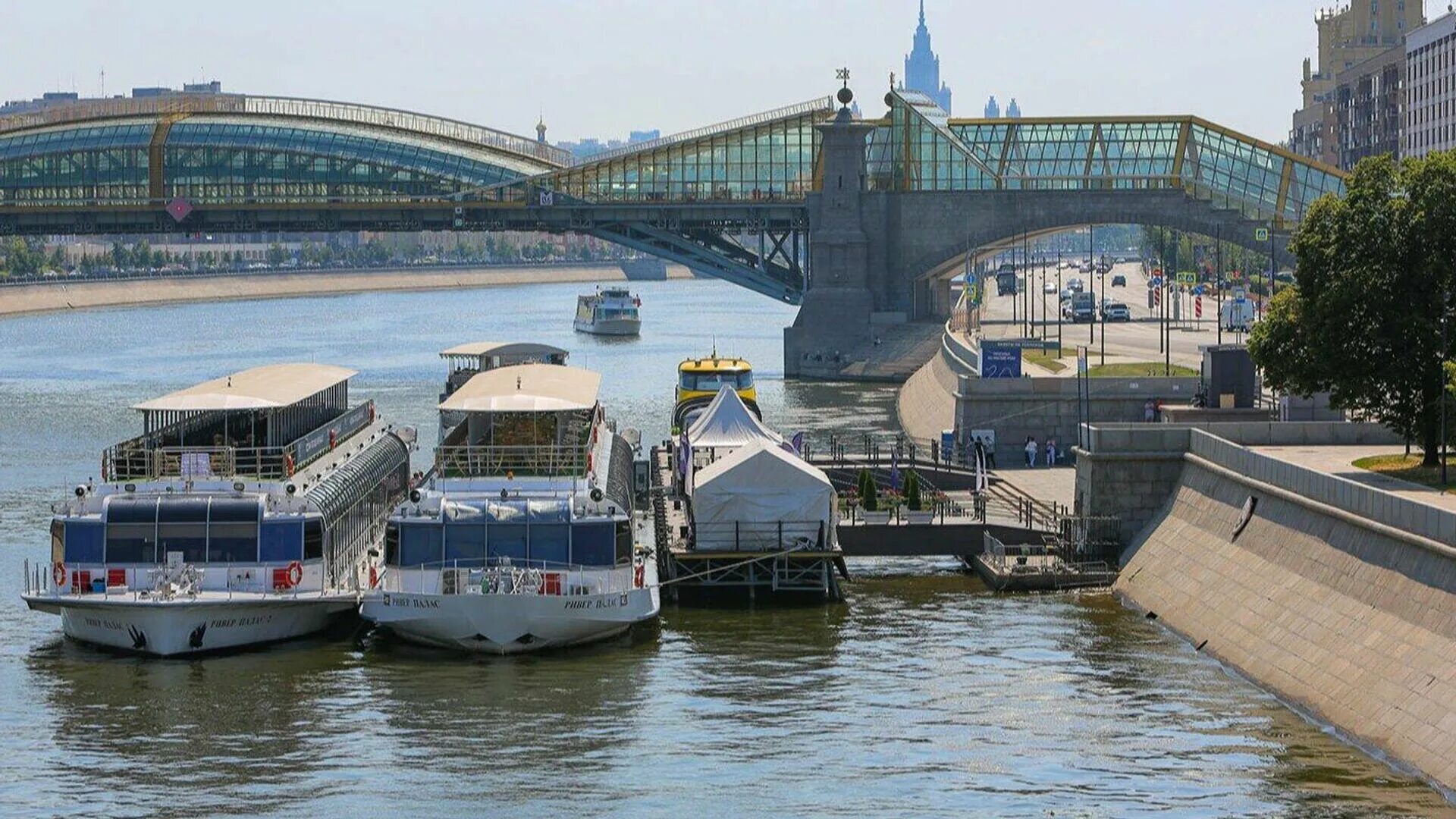 Причал Киевский вокзал. Киевский причал Москва. Москва река Киевский вокзал. Речной трамвайчик Киевская. Речной трамвайчик в москве киевский вокзал