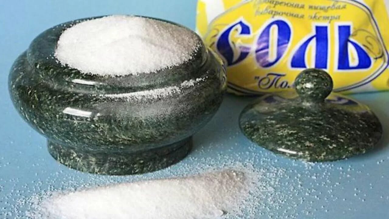 Соль в магии. Чистка солью магия. Ритуал с солью. Соль дома