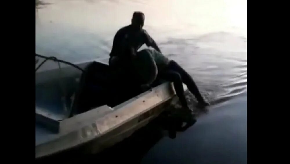 Зыбин достал на берегу моря. Девушки на озере. мужчина спасает девушку из воды. пьяные на берегу озера. девочки на озере.