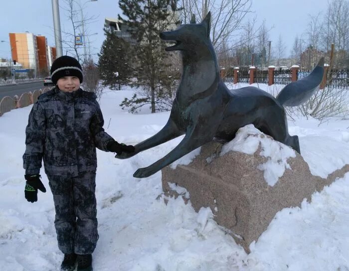 Черный лис сургут база отдыха. Черный Лис Сургут. Памятники Сургута. Памятник черному лису. Памятник лисе Сургут.