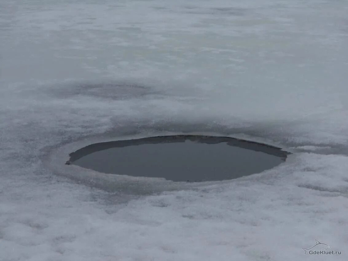 Человек провалился под лед. Зимняя рыбалка на льду. Человек провалился под лед. Торчит из полыньи. Полынья.