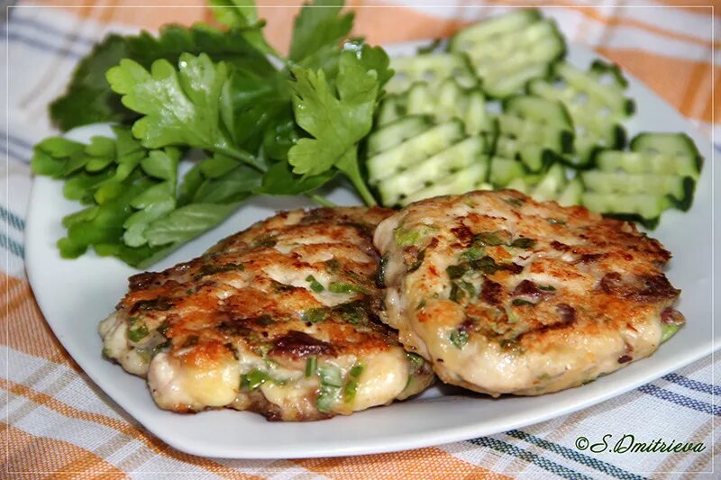 Котлетки из куриной грудки рубленные. Котлета куриная рубленая. рубленные котлеты из куриной грудки с сыром. рубленые куриные котлетки с сыром. рубленные куриные котлеты с сыром.