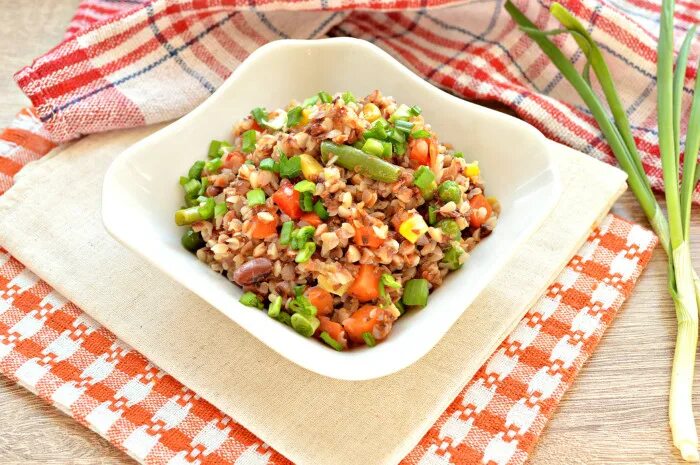 Гречка на воде с овощами. Гречка с грибами и овощами. Каша с овощами слоями постная еда. Постная гречка. Гречневая каша с грибами.