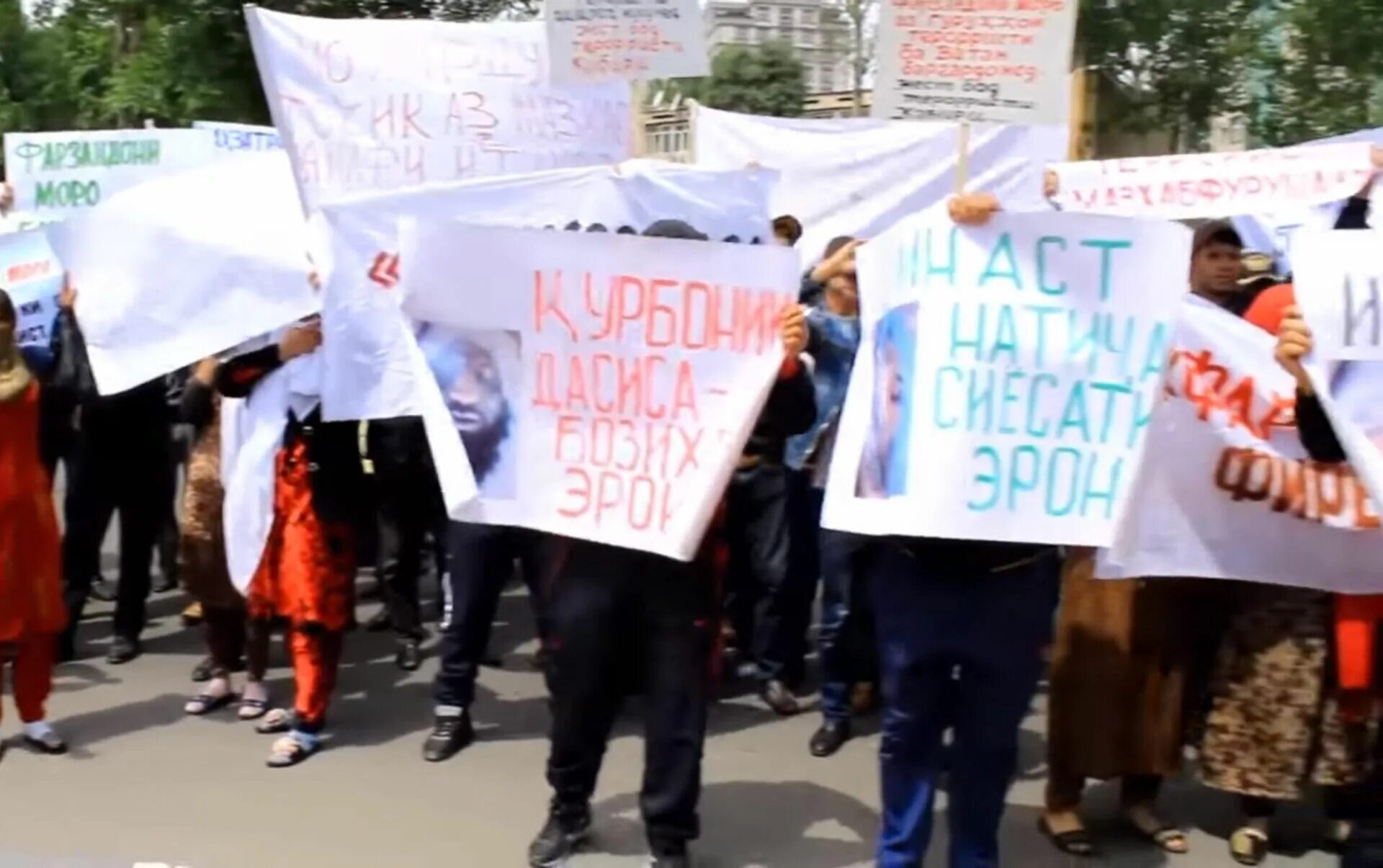 Против таджиков в россии. Митинг в Таджикистане. Душанбе протесты. Демонстрация таджиков. Митинг в Таджикистан против России.