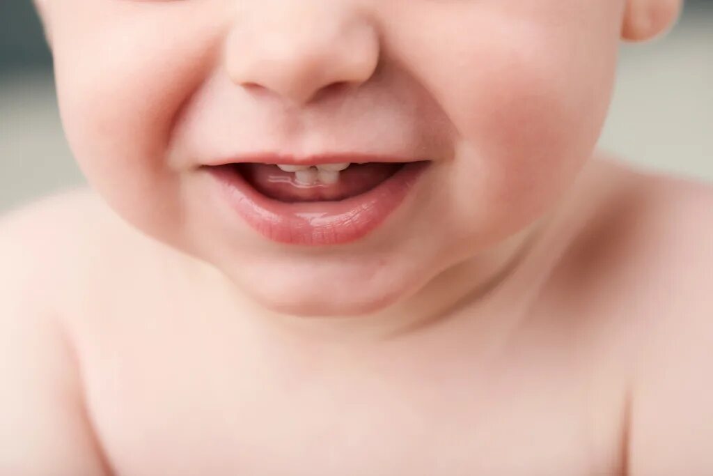 Первый зуб возраст. Прорезывание зубов у детей. Прорезывание первых зубов.