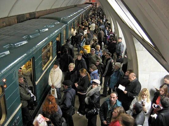 Вагон метро. Много народу в метро. Много людей в метро. Переполненный вагон метро.