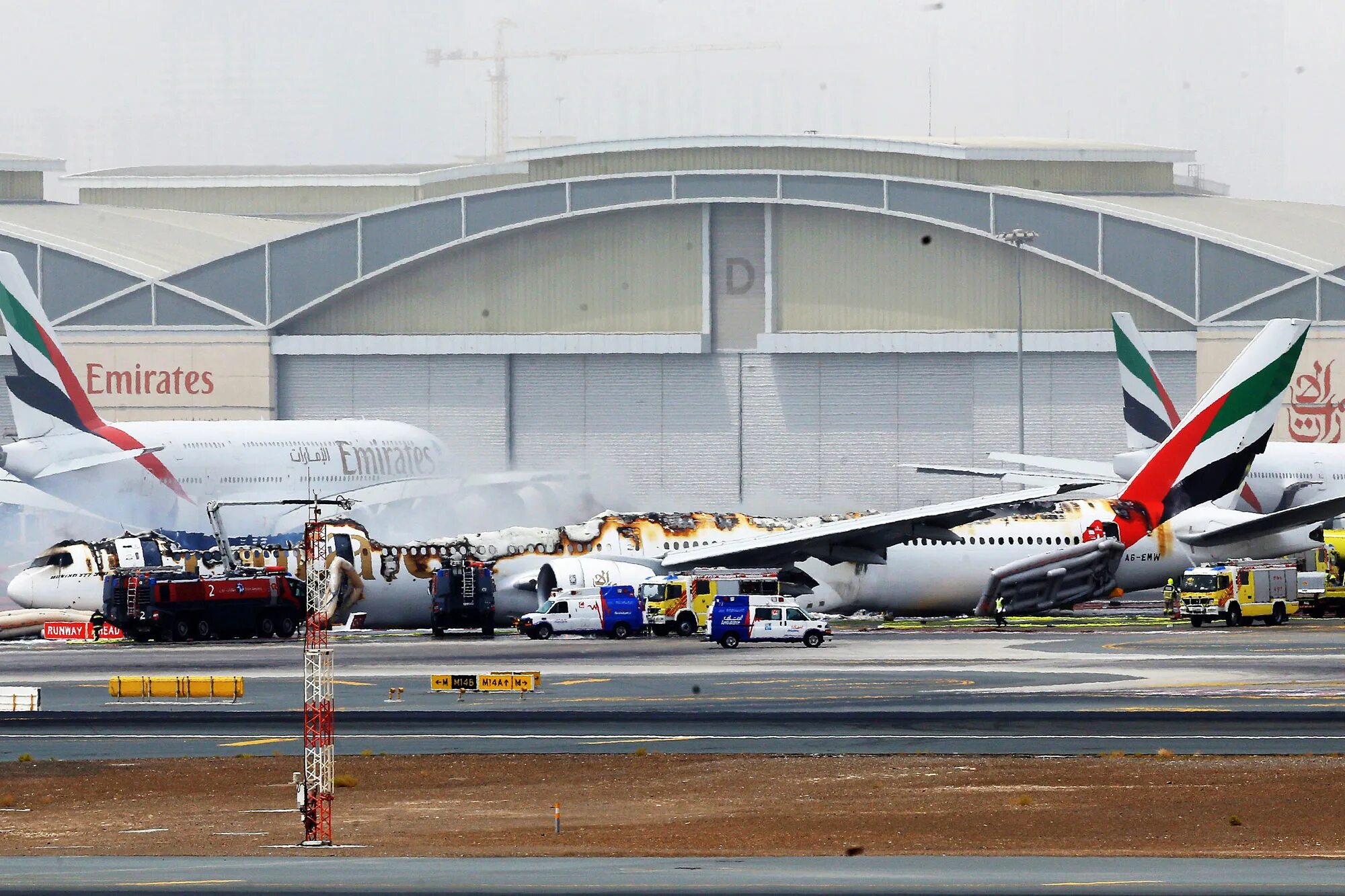 Дубай крушение. Боинг 777 Дубай. Авария Боинг 777 в Дубае. Катастрофа Эмирейтс Боинг 777. Самолет b777 Emirates.