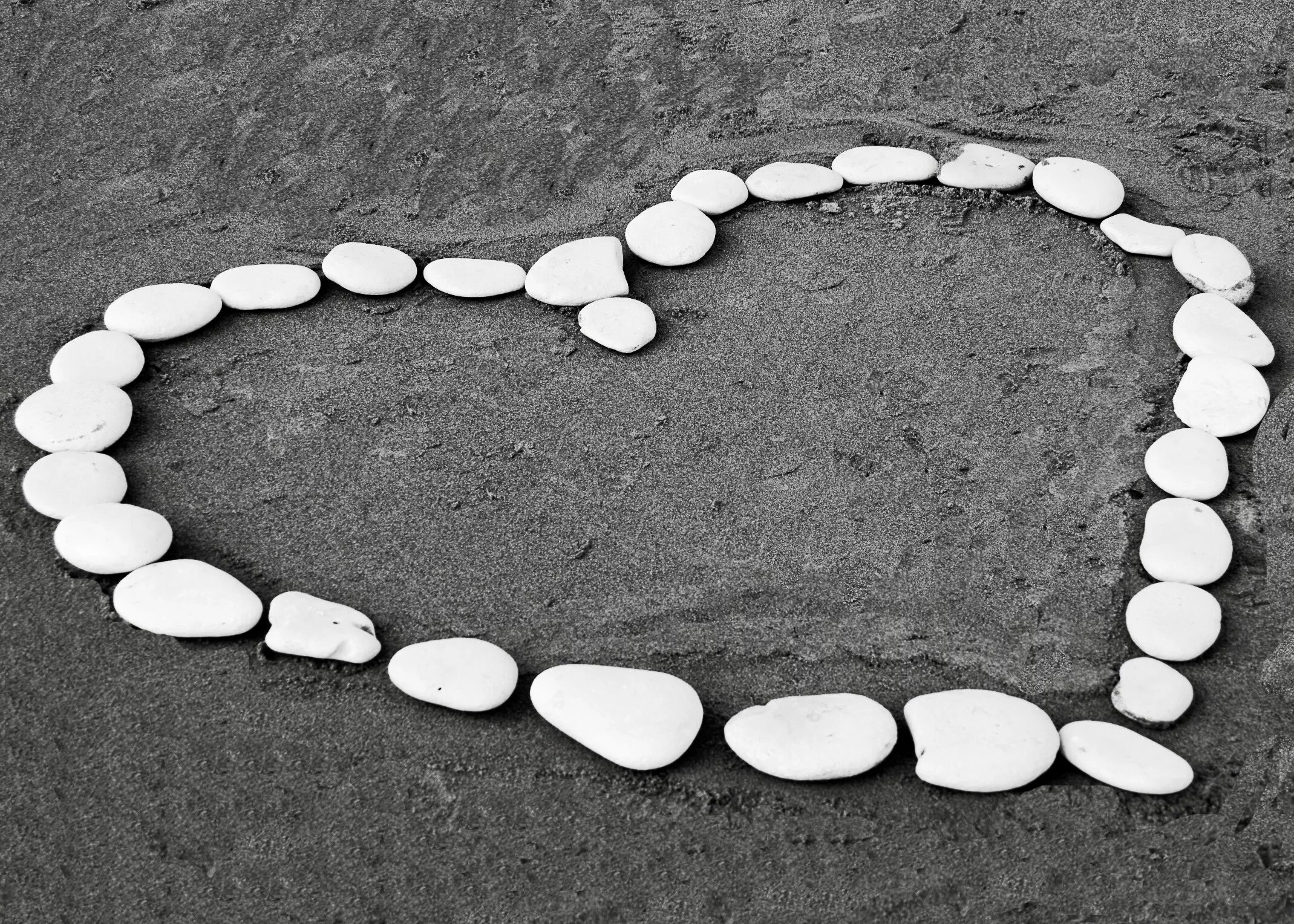 Любу по кругу. Сердце из камня. Сердечко из камней. Сердечко из камушков. Сердце из камешков.