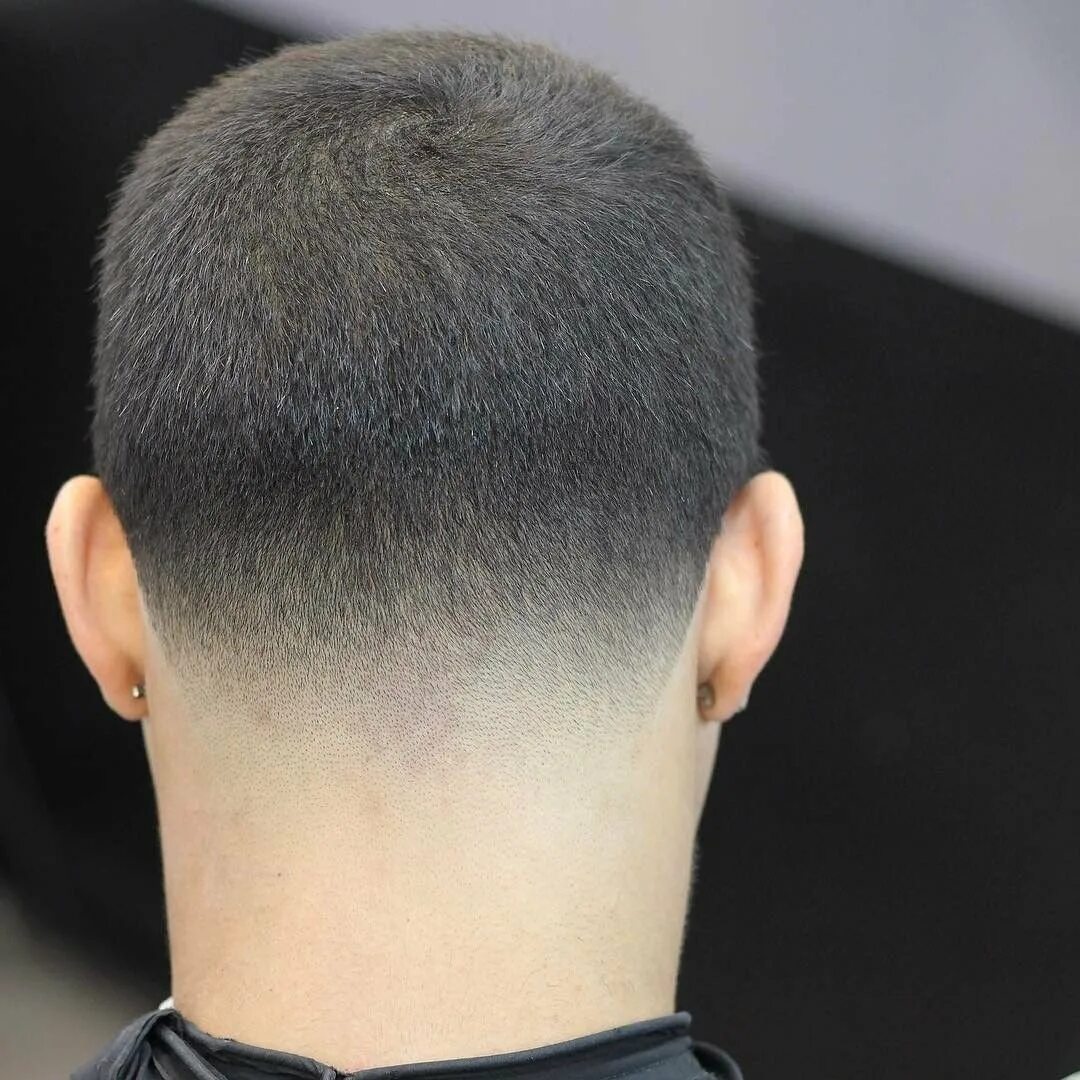 Стрижки мужские короткий затылок. Полубокс Taper Fade. Стрижка фейд (Fade) полубокс. Стрижка фейд затылок.