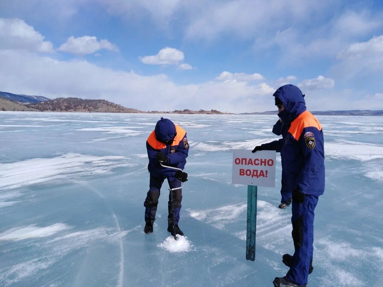 Опасный выезд. Опасный лед. Тонкий лед МЧС. МЧС России спасение детей на льду.