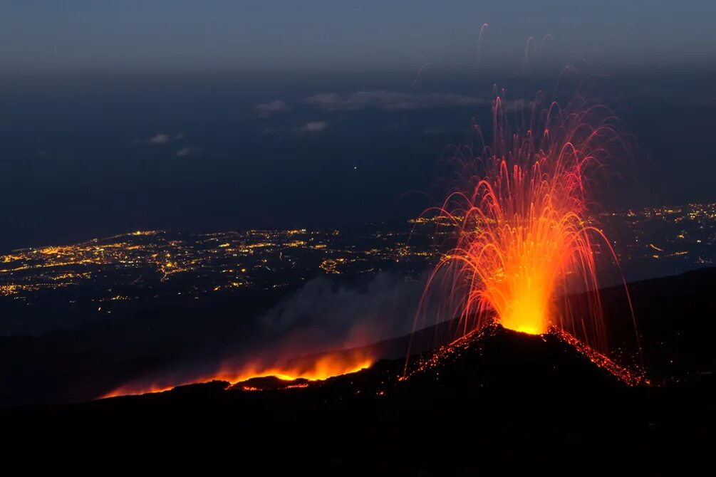 Где находится вулкан этна действующий или потухший. Вулкан Везувий в Италии. Италия вулканы Везувий и Этна. Везувийизвержен е аулкана. Извержение вулкана Везувий.