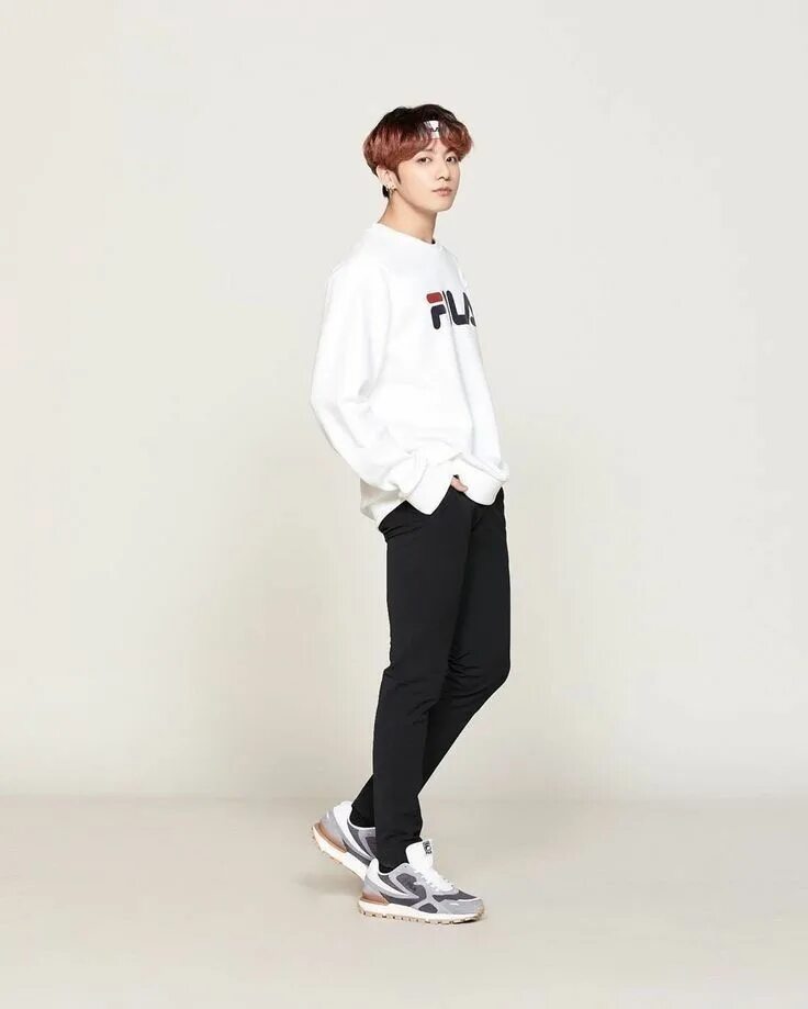 Jung kook standing. Fila BTS Чонгук. Чонгук БТС В полный рост. БТС Fila 2020. БТС Фила в полный рост.