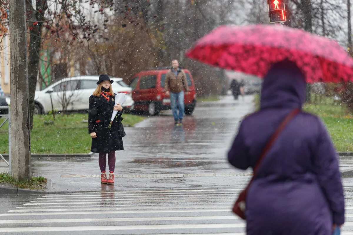 Небольшой дождь. Дождливое лето в городе. Небольшой дождь небольшой снег. Небольшой дождь со снегом. Непогода мокрый снег.