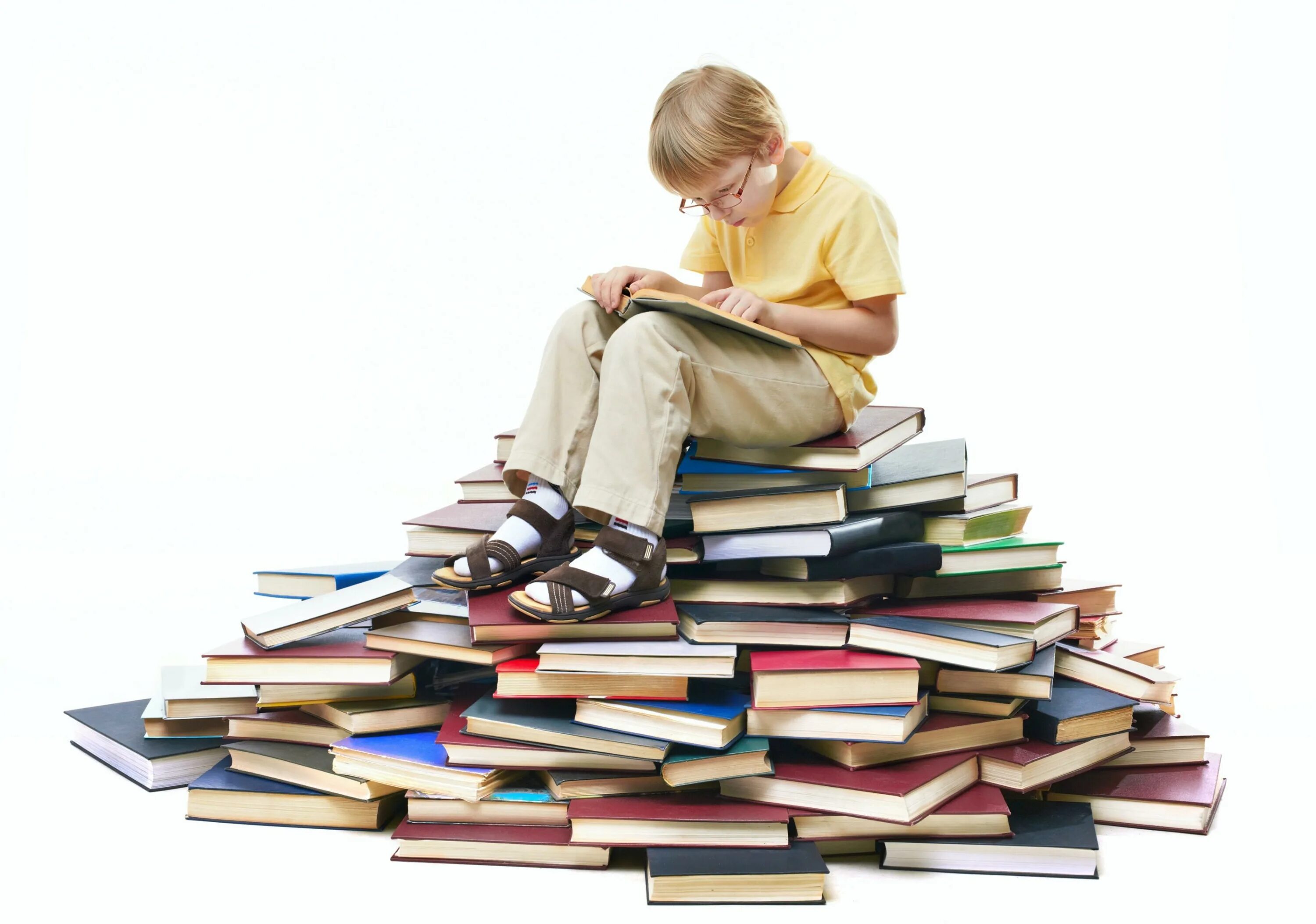 Как читать много книг в год. Много книг. куча книг. школьник с книгой. человек за книгой.