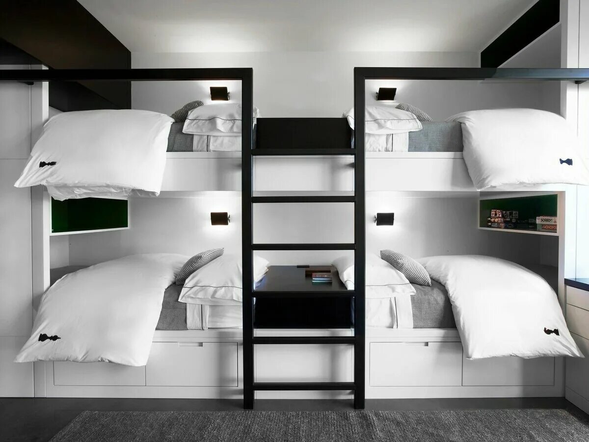 Двухэтажный спальный. Спальня для четверых детей. Спальня с двук итажной кроватью. Двухэтажная кровать. Комната с двухэтажной кроватью.
