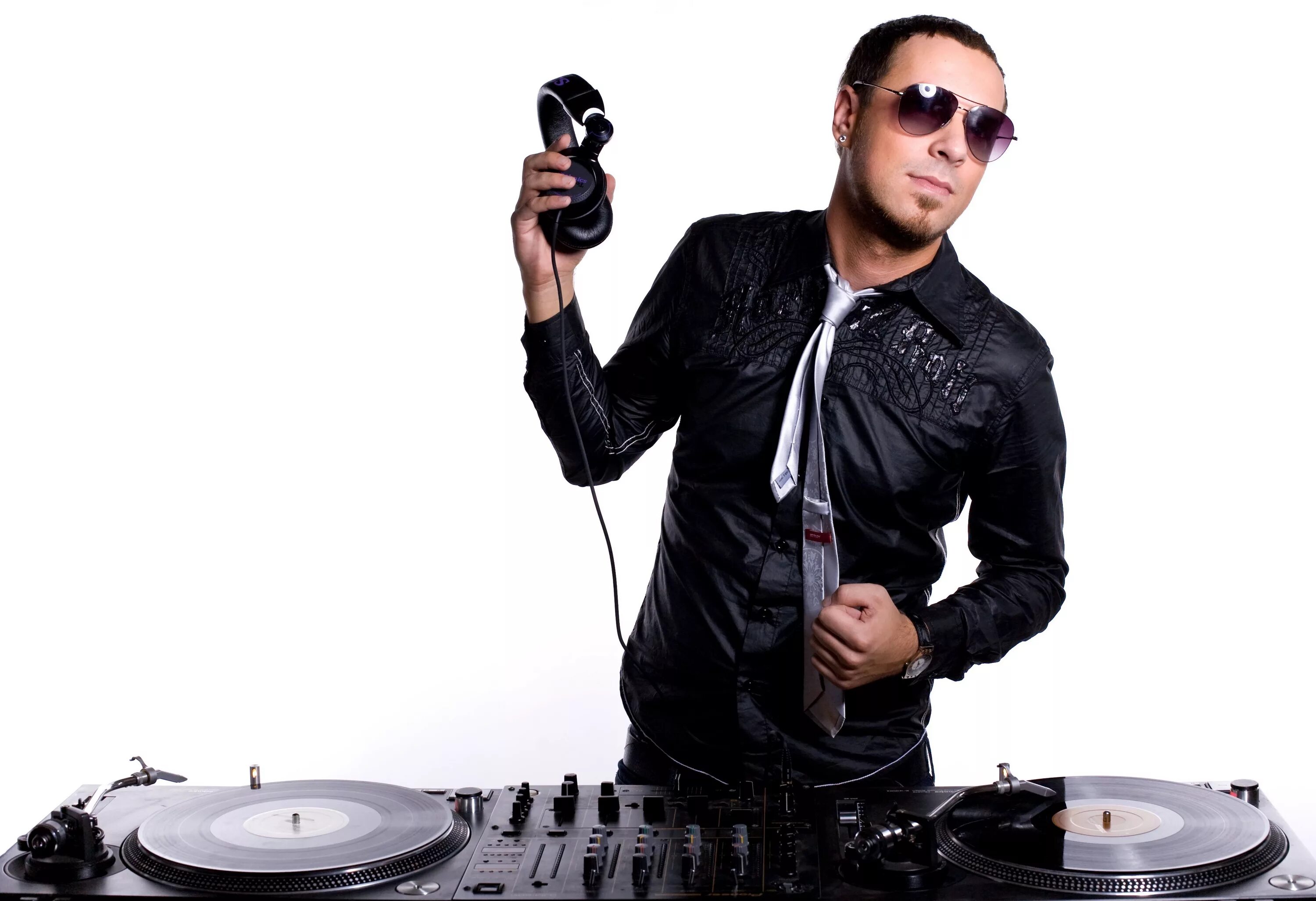 Бывший диджей. Буркалов диджей. иван брюлер dj. диджей игорь 2000. образ диджея.