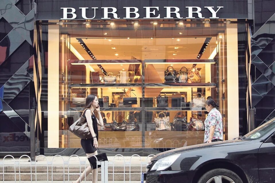 Burberry магазин. Burberry Group PLC. Burberry Group PLC Dante. Burberry ребрендинг. Burberry логотип.