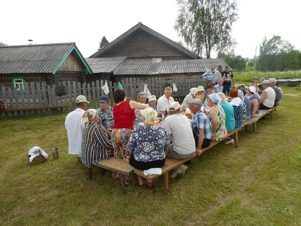 Орлов кировская область вконтакте. Посиделки в деревне. Подслушано Орлов. Застолье в деревне. Деревенское застолье на улице.