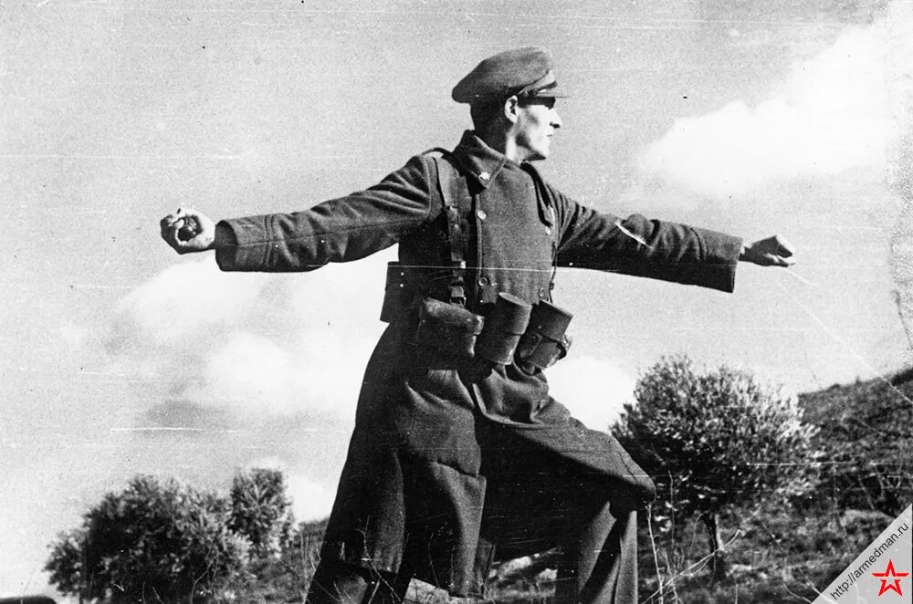 Политрук домов. Солдат с гранатой. Солдат бросает гранату. Советский солдат бросает гранату. Советский солдат с гранатой.
