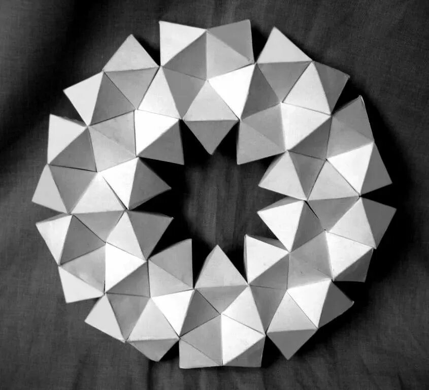 Круг из треугольников из бумаги. Необычные объемные фигуры. Необычные геометрические фигуры. Необычные геометрические формы. Объемные бумажные фигуры.