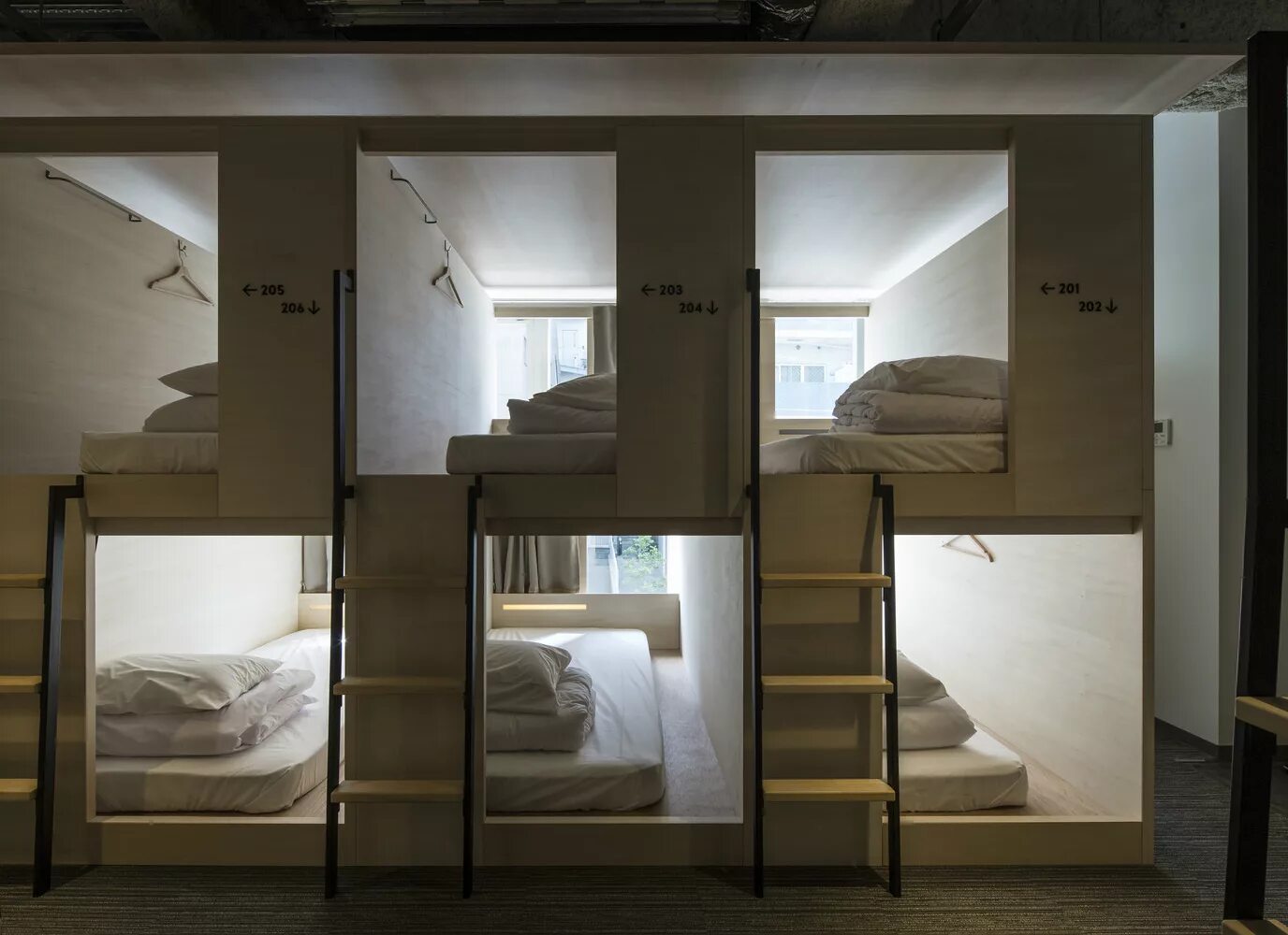 Спальня для четверых. Двухъярусная кровать перегородка. Необычные двухэтажные кровати. Разделение комнаты двухэтажной кроватью.