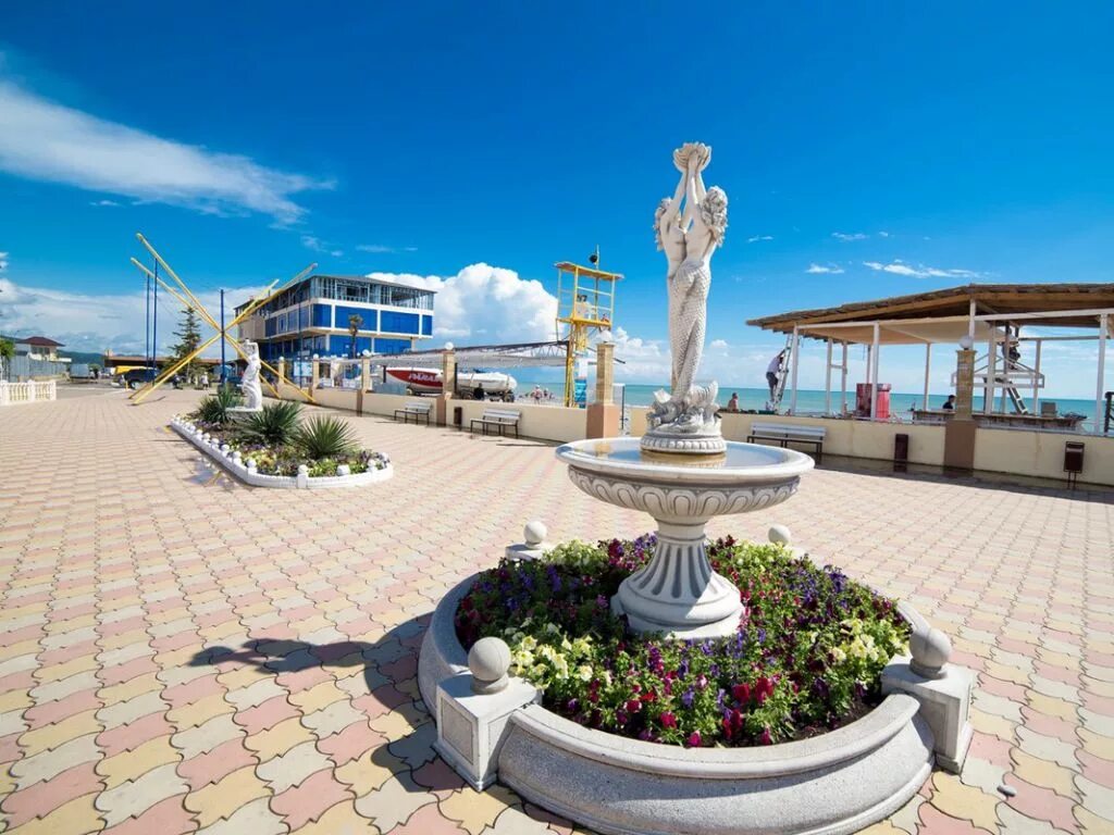 лазаревское море. гостевой дом радуга лазаревское партизанская. микрорайон лазаревское сочи. набережная лазаревское 2022. лазаревское отдых 2021.