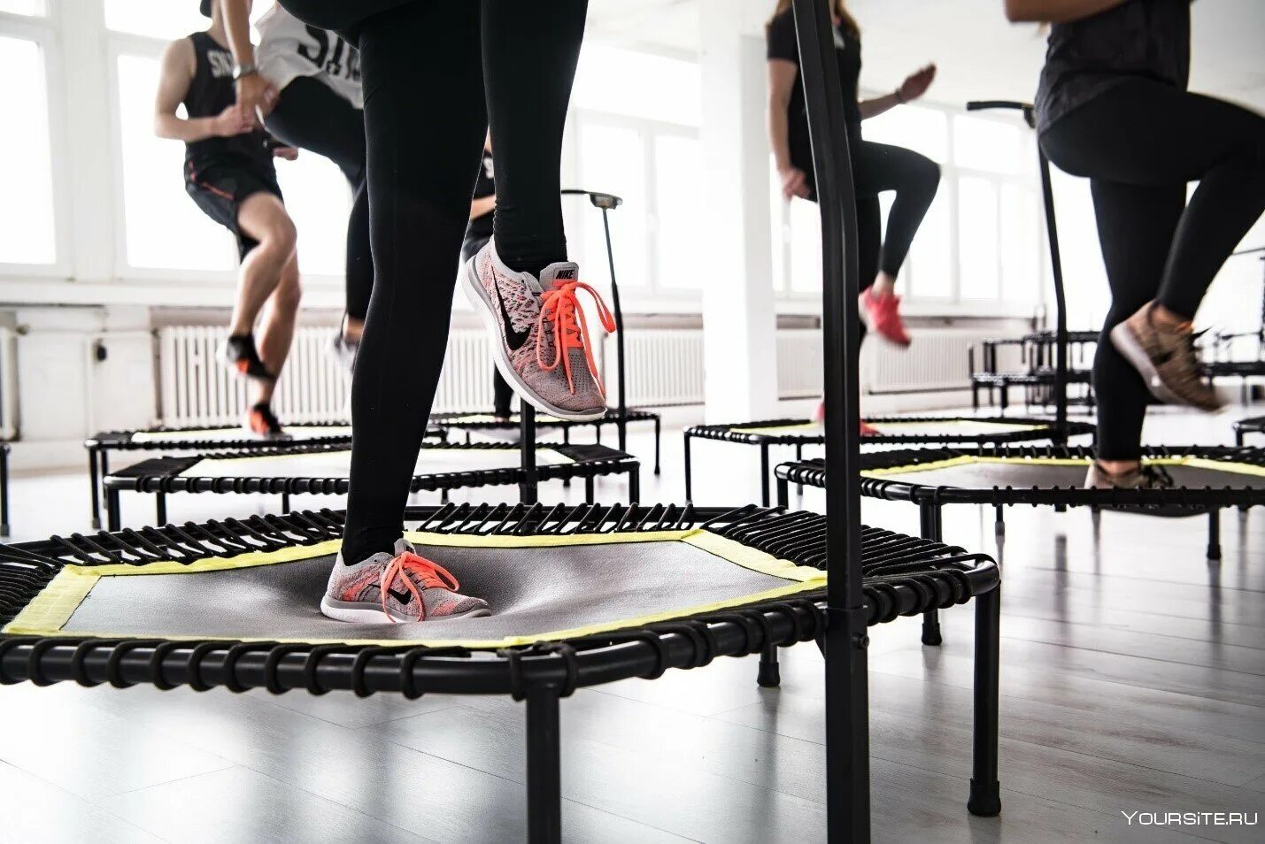Джампинг фитнес. Тренировка на батуте. Спорт на батутах. Батут для джампинга. Тренировка на батуте джампинг.
