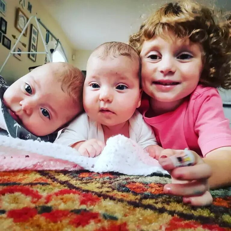 Близнецы-погодки. Дети близнецы тройняшки. Близнецы фото. Читать двойня. Двойня тройня.