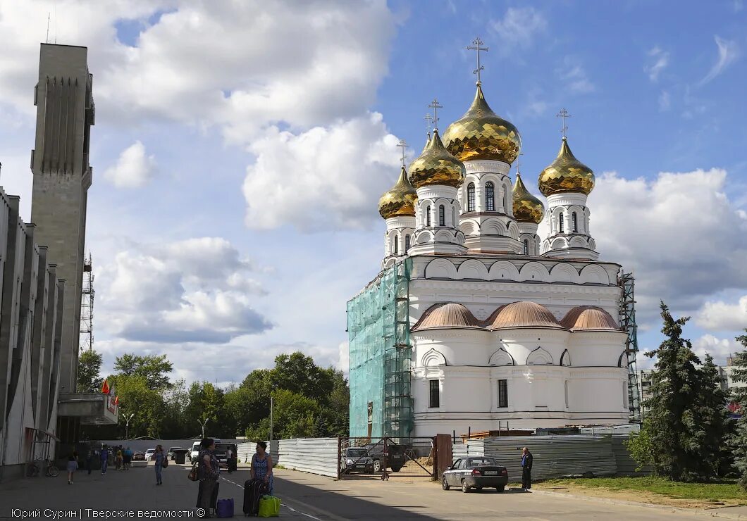 Храм на трикотажной. Храм в Твери у вокзала. Церковь Александра Невского в Твери на вокзале. Тверь храм у ЖД вокзала. Собор в Твери около вокзала.