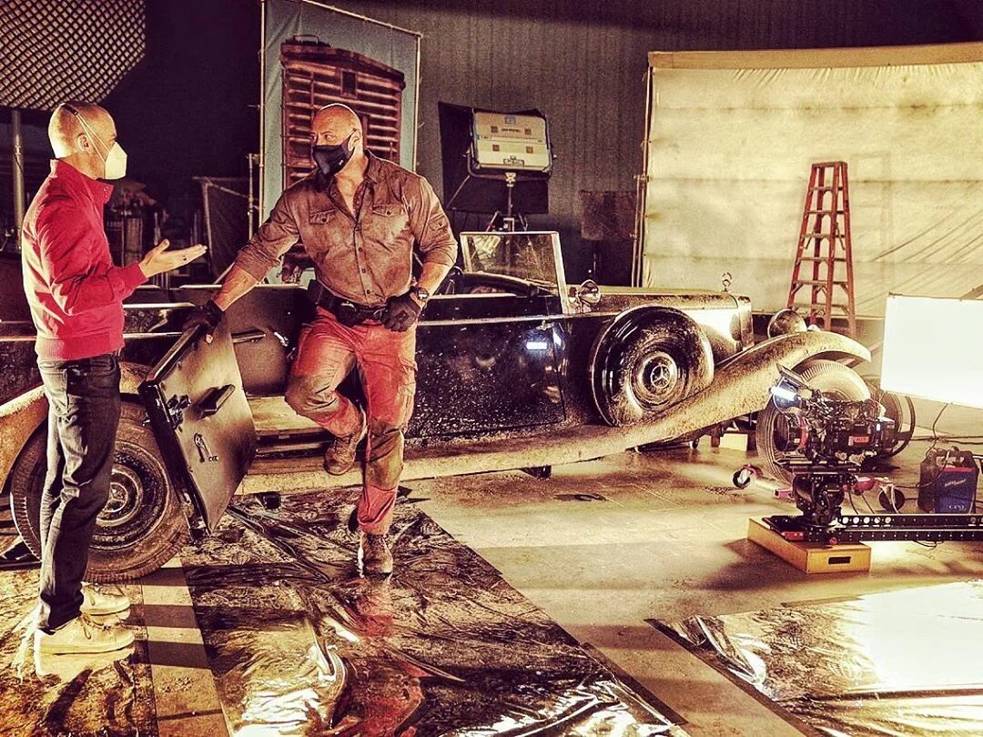 Нетфликс дуэйн джонсон райан рейнольдс. Райан рейнольдс и скала. Дуэйн джрнсон и район рей. Дуэйн джонсон фильмы red notice. Дуэйн джонсон и райан рейнольдс.