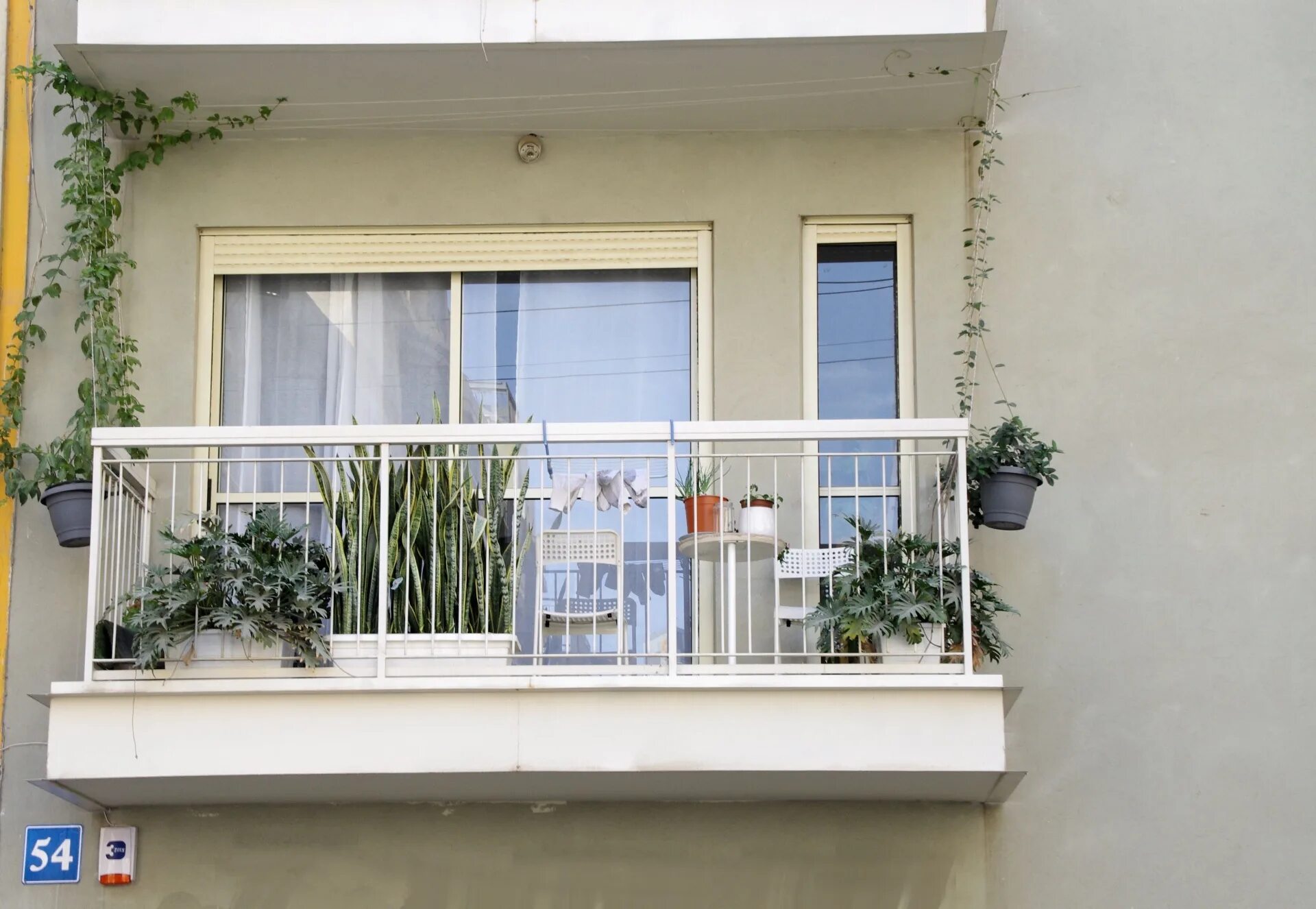 Someone s house. Открытый балкон. Американский балкон. Балконы в Японии. Открытый балкон с цветами.