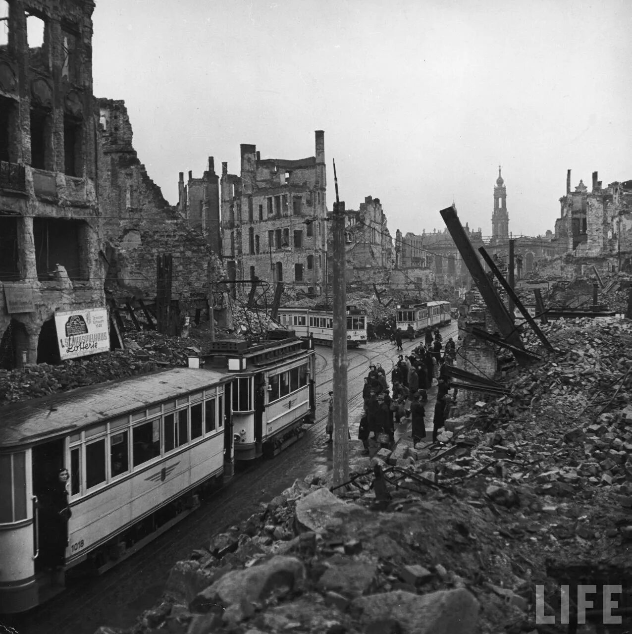 Город разрушенный во время войны. Дрезден бомбардировка 1945. Дрезден до бомбардировки 1945.