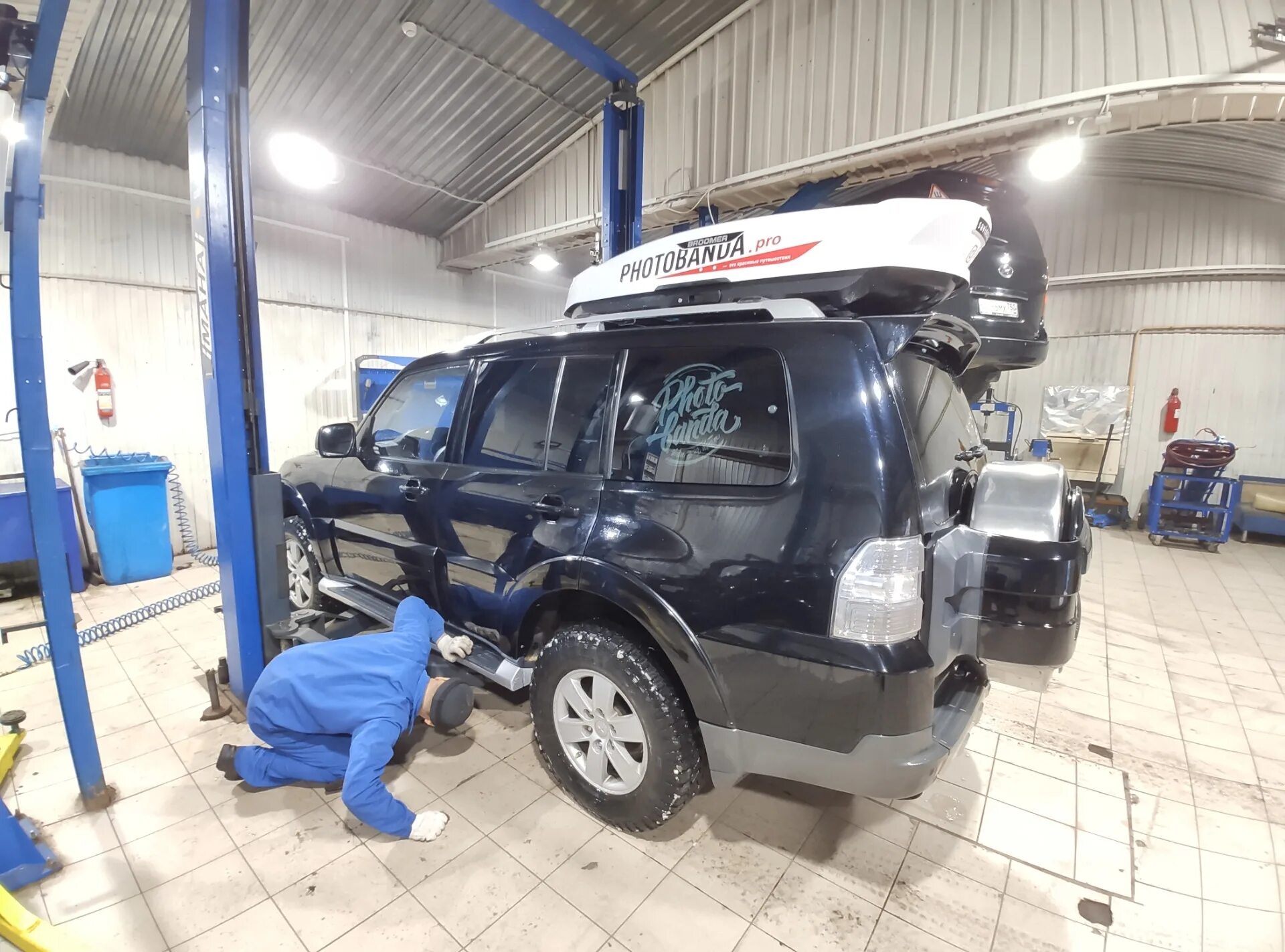 Паджеро в сервисе 48 регион. Mitsubishi pajero обслуживание. Паджеро 3 на подъемнике. Сервис митсубиси паджеро спорт. Mitsubishi pajero обслуживание.