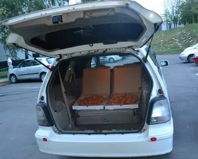 Показывает открытый багажник