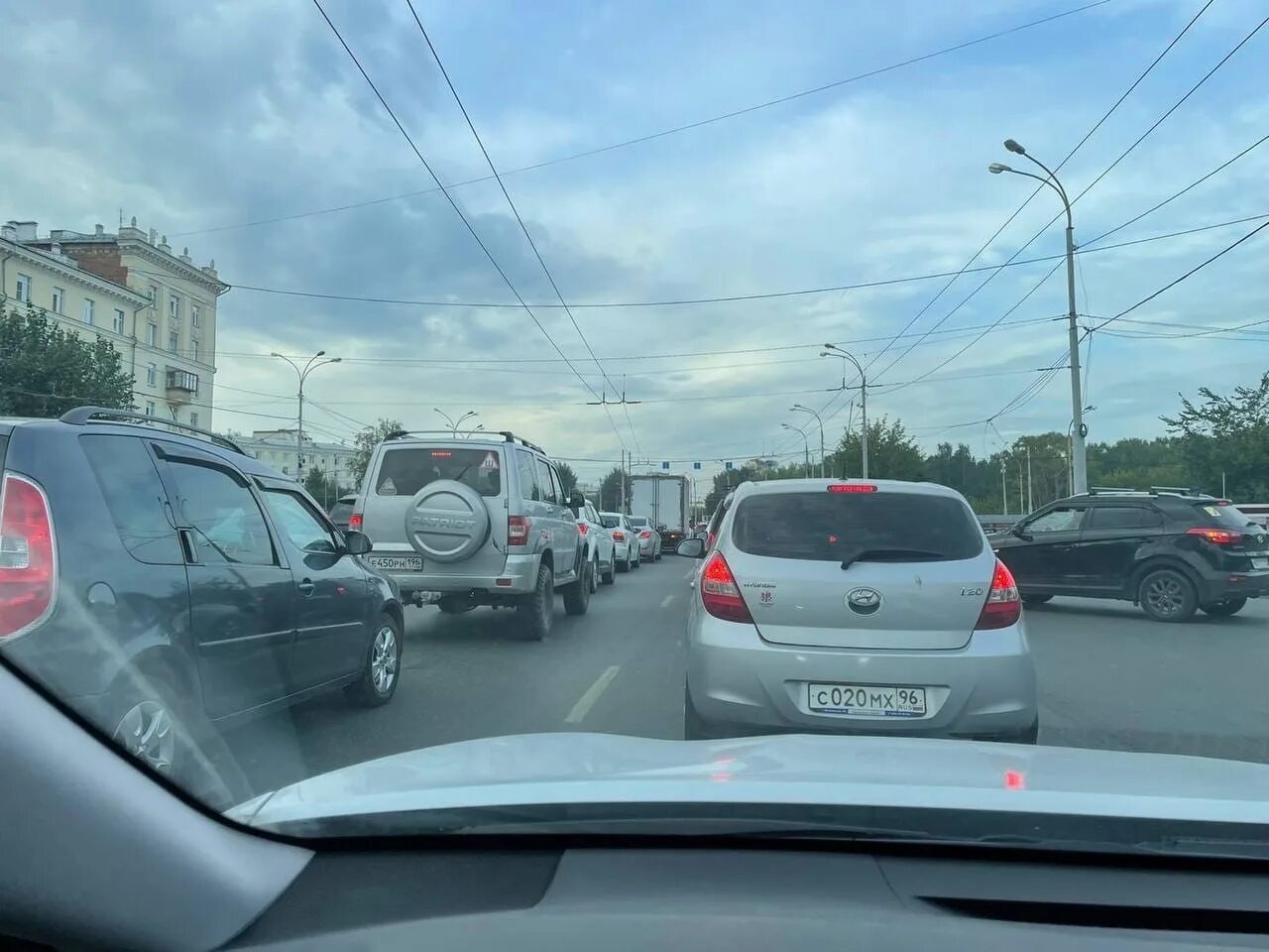 Дороги екатеринбурга сейчас. Пробка в центре города. Пробка на дороге. Пробки Екатеринбург. Пробка на проспекте Космонавтов Екатеринбург сейчас.