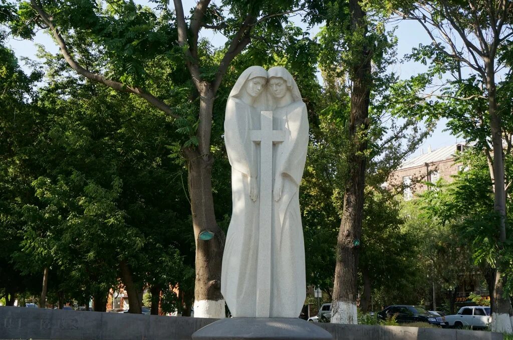 Памятники армянам. Памятник единый крест в Ереване. Памятник русско-армянской дружбе в Ереване. Памятник российско армянской дружбы. Памятник дружбе народов России и Армении в Москве.