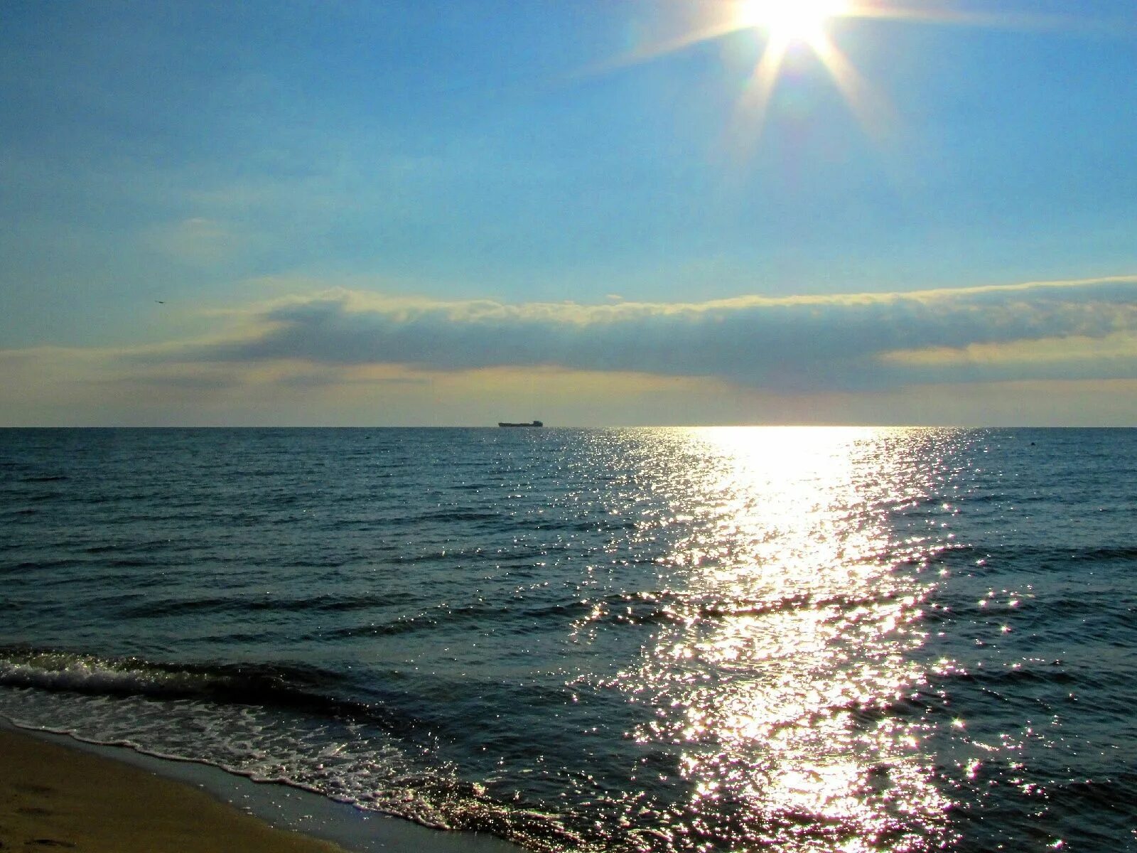 Играть в черное море. Море в Сочи чёрное море. Берег черного моря Одесса. Чернрное море. Вид на черное море.