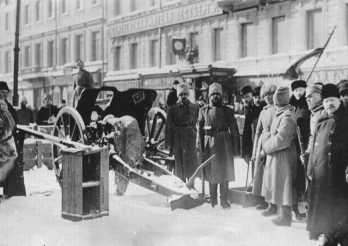 Февраля 1917 баррикады в Петрограде. Петроградский совет 1917. Петросовет 1917. 27 Февраля 1917 Литейный проспект. Революция означает разлив бурной не поддающийся управлению