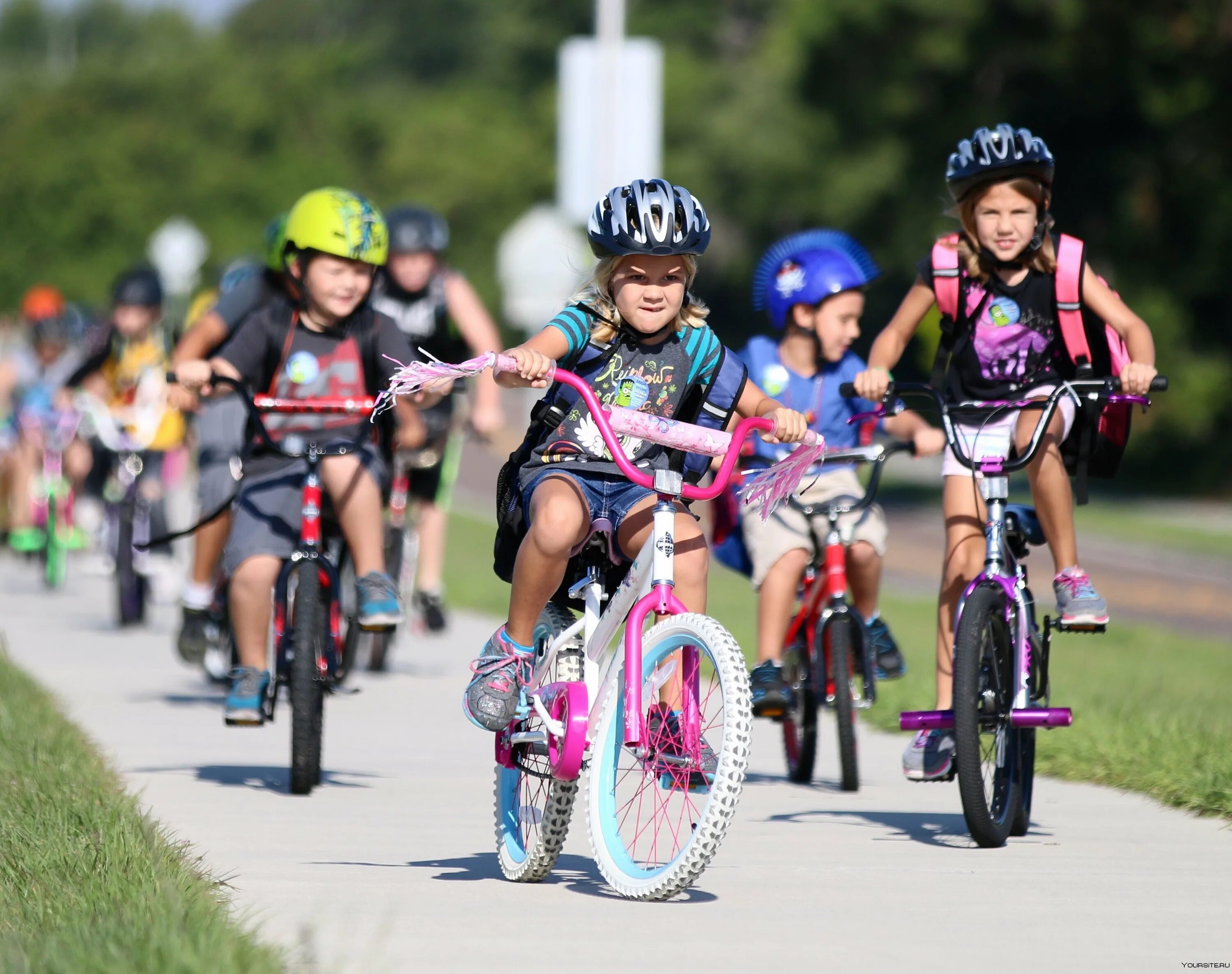 The children are riding bikes. Дети с велосипедом. Велоспорт для детей. Велогонки для детей. Велик для детей.