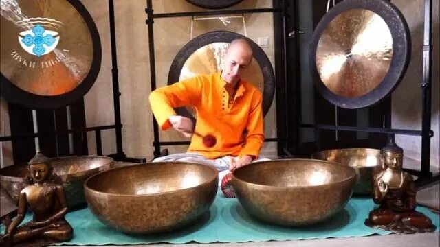 Слушать звуки чаши. Шавасана под тибетские чаши. Поющие чаши огромные. Гонг звуки Тибета. Тибетские Поющие чаши картинки.
