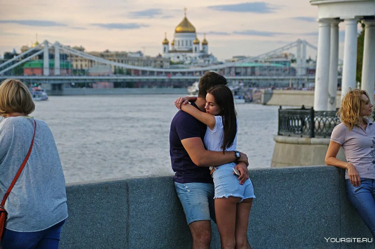 Парень со мной не гуляет. Парень и девушка на набережной. девушка на набережной. влюбленные на набережной. прогулка на набережной.