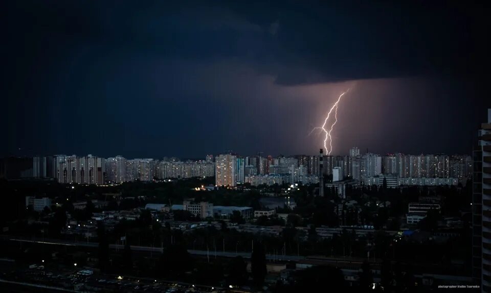 Штормовая погода в москве. Гроза в Чернобыле. Чернобыль гроза. Шторм Киев.