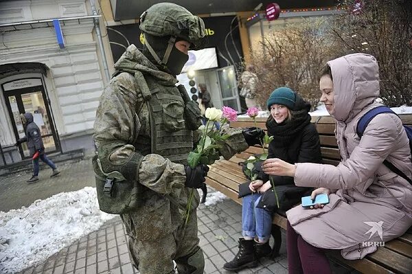 Солдату дарят цветы. Омон с цветами. Солдату дарят цветы. Спецназовец с цветами. Военнослужащий с цветами.