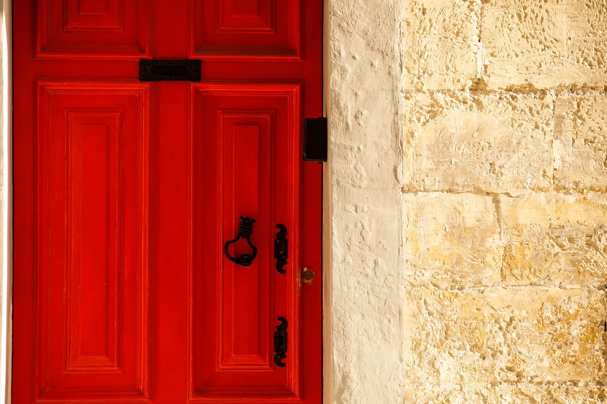 Красная дверь. Красная входная дверь. Красная межкомнатная дверь. Красная дверь в интерьере.