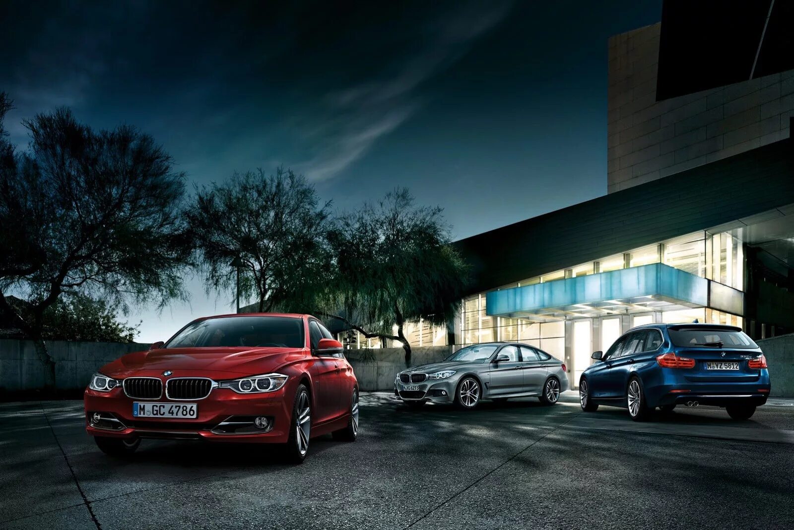 Три автомашины. Bmw z серия. На старт форд мустанг. Бмв три машины в ряд. Несколько машин.